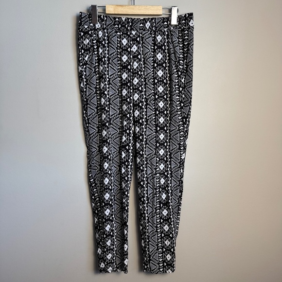 Divided H&M Women's 6 Lightweight Black & White Pull-On Pants Beach Tribal Aztec - Picture 1 of 13